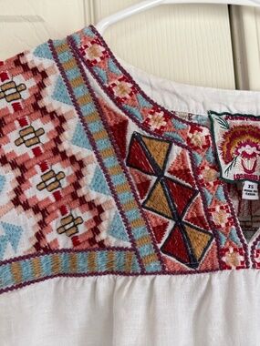 JOHNNY WAS, WHITE LINEN WITH BEAUTIFUL EMBROIDERY